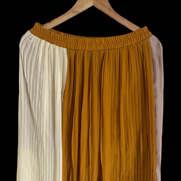 NWT cream and gold pleated skirt - Picture 3 of 4